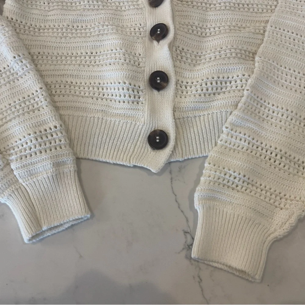NWOT H&M Cream Cropped Sweater with V-Neck and Long Sleeves